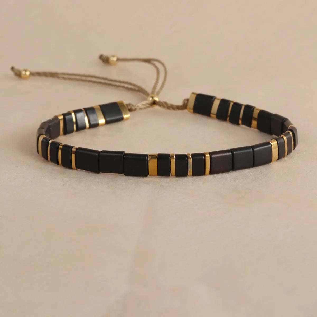 Geometric glass bead bracelet in round design with coloured glaze accents