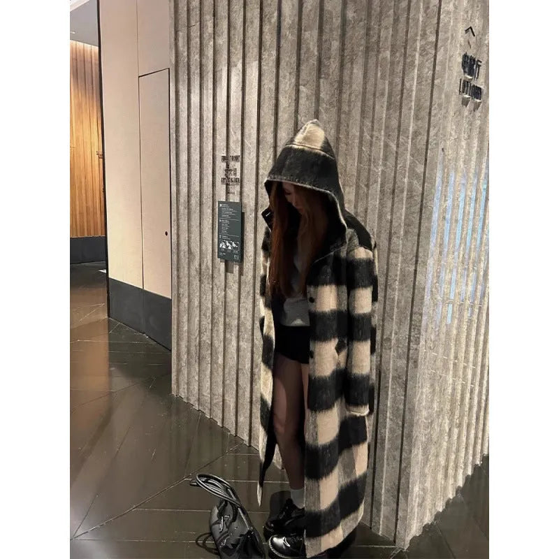 Season warm woolen coat mid-length loose fit polyester plaid cloak in beige black winter outerwear