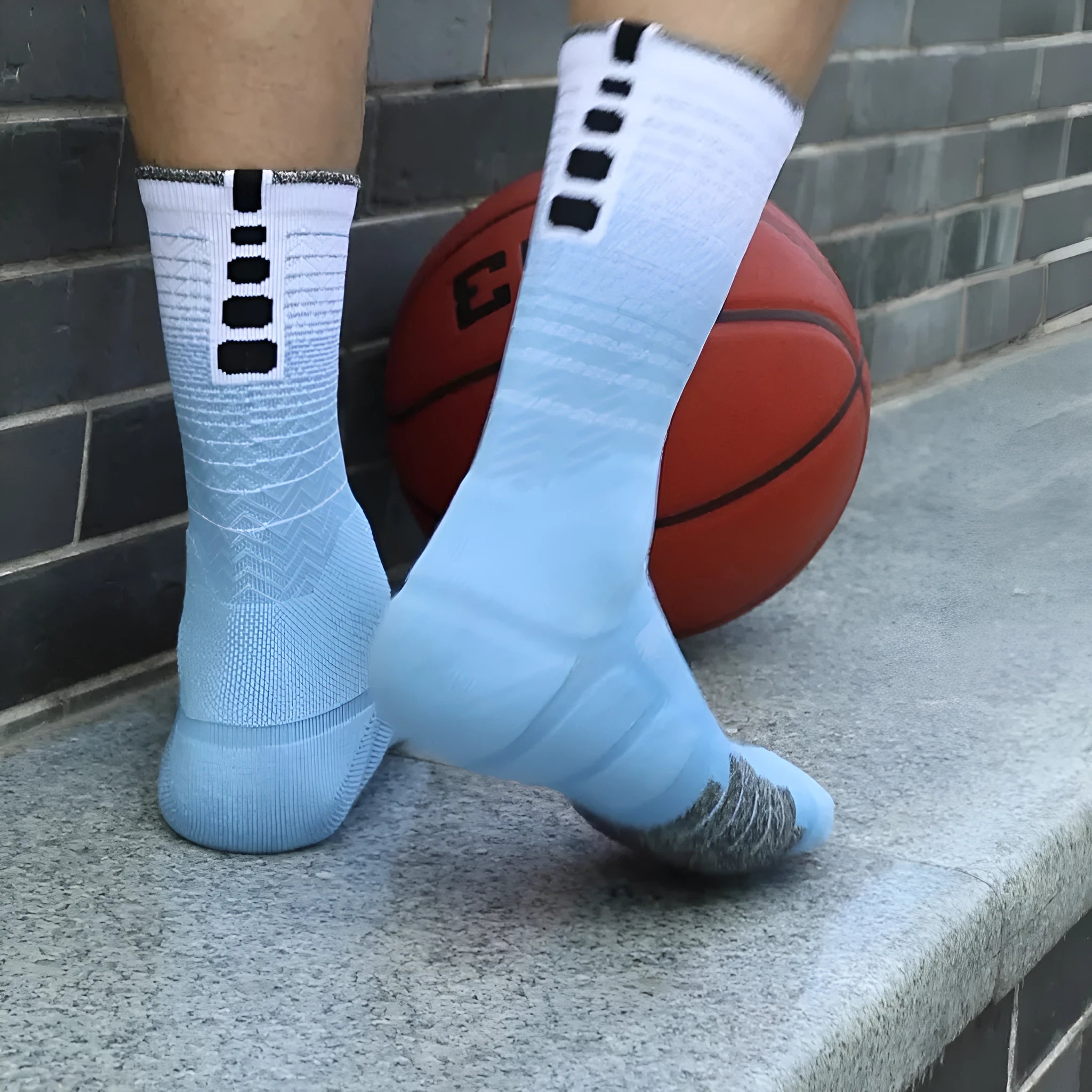 Adult polyester cycling socks in gradient white colour, quick-dry non-slip design for running sports