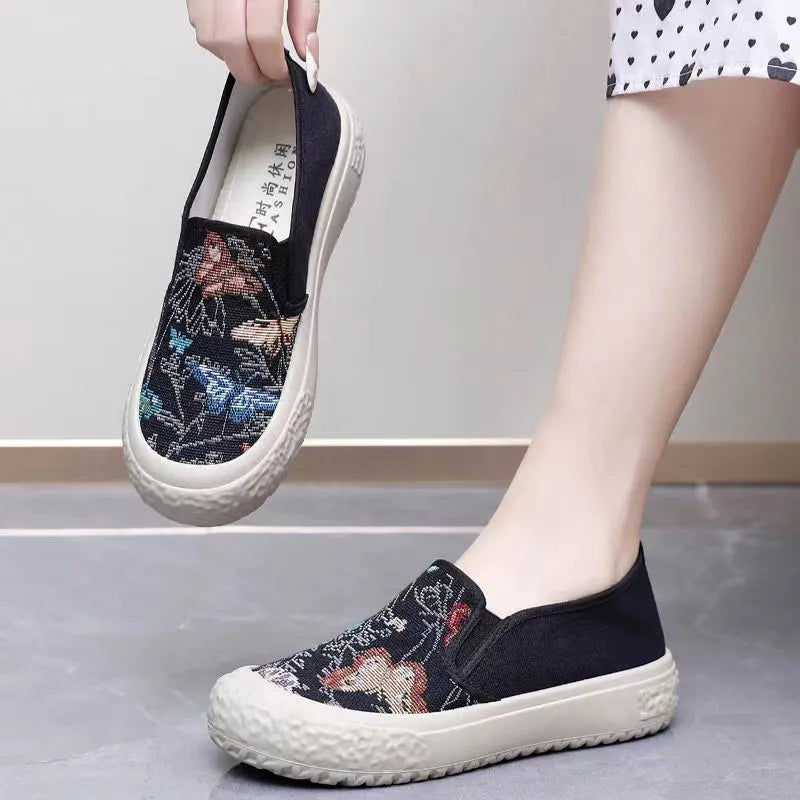 Old Beijing slip-on canvas shoes in white, round toe, shallow mouth, injection-moulded sole