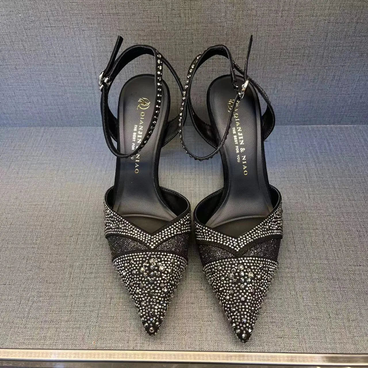 Women's hollow high heels with pointed toe and stiletto heel in black or silver colours