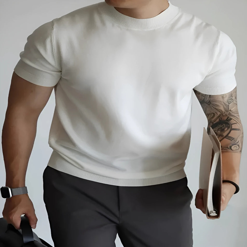 Men's slim-fit solid colour t-shirt in breathable polyester for commuting.