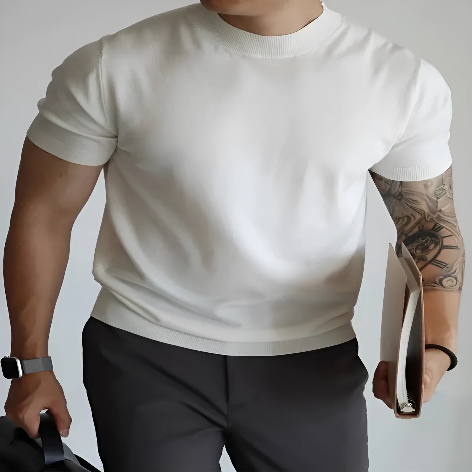 Men's slim-fit solid colour t-shirt in breathable polyester for commuting.