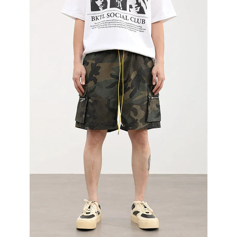 Men's camouflage multi-pocket workwear shorts mid waist cropped length side view