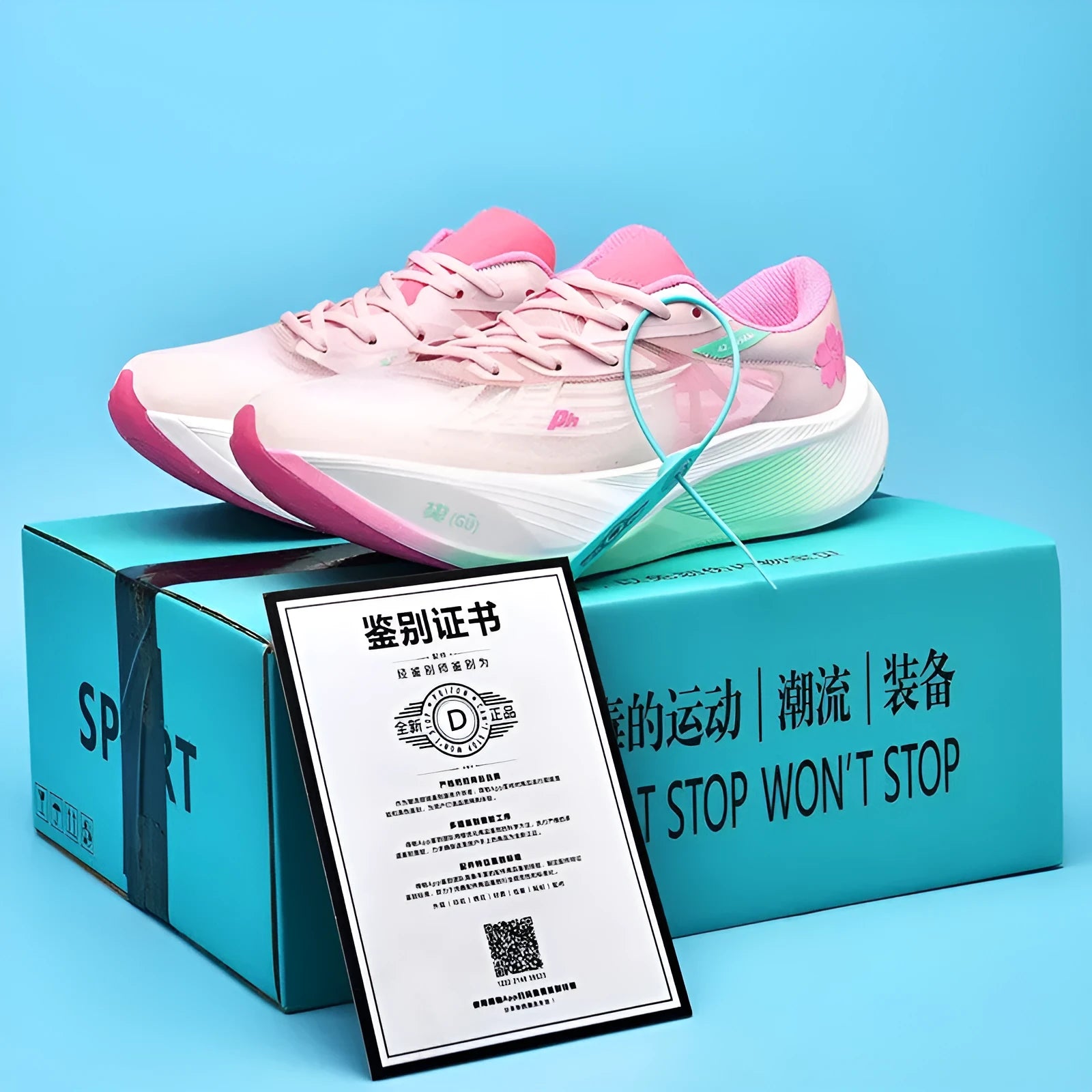 Low-top racing sneaker with carbon plate, mesh and PU upper, in glacier colour on a natural rubber sole.