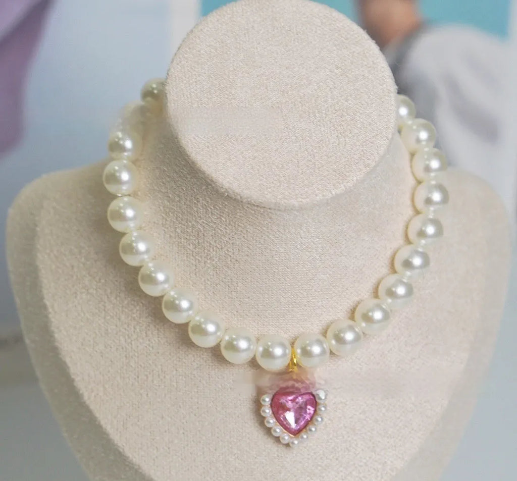 Pearl necklace love gem cat collar in single layer pink on a light background