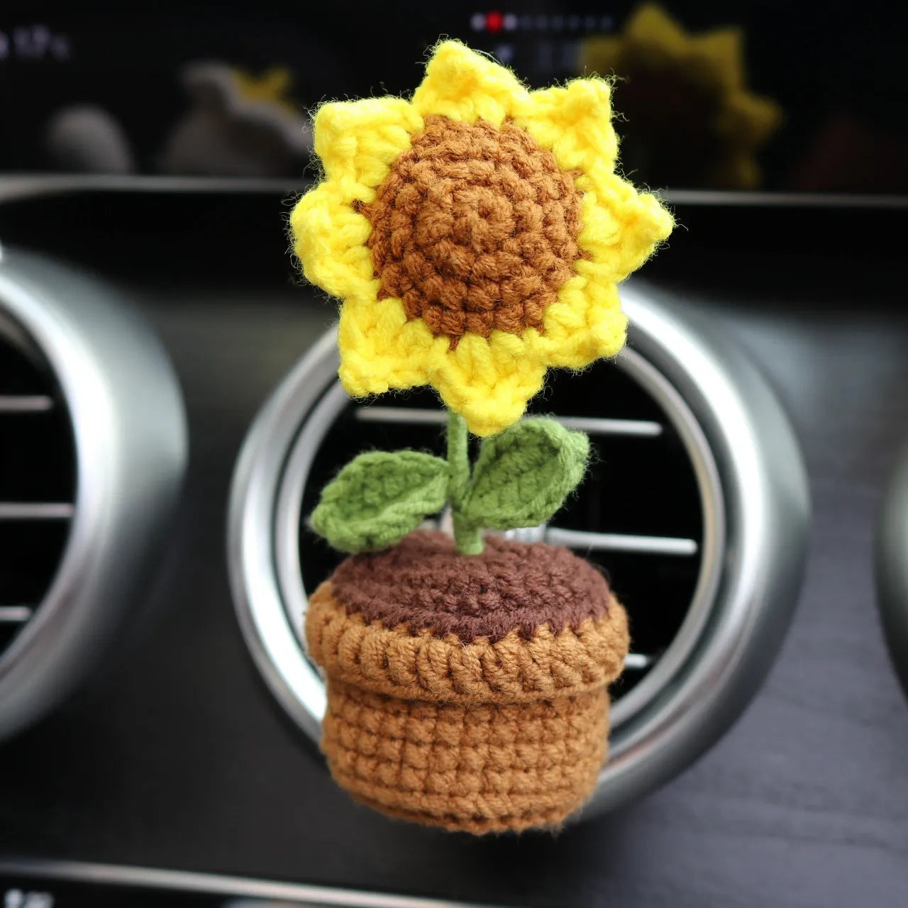 Creative wool potted plant car air outlet clip aromatherapy pendant in floral tone, 4x8cm