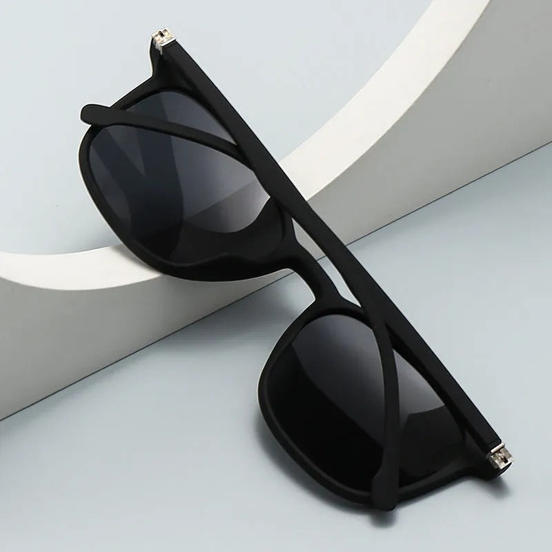 Men's polarized sunglasses with black frame and dark green lens, PC construction, UV400 protection
