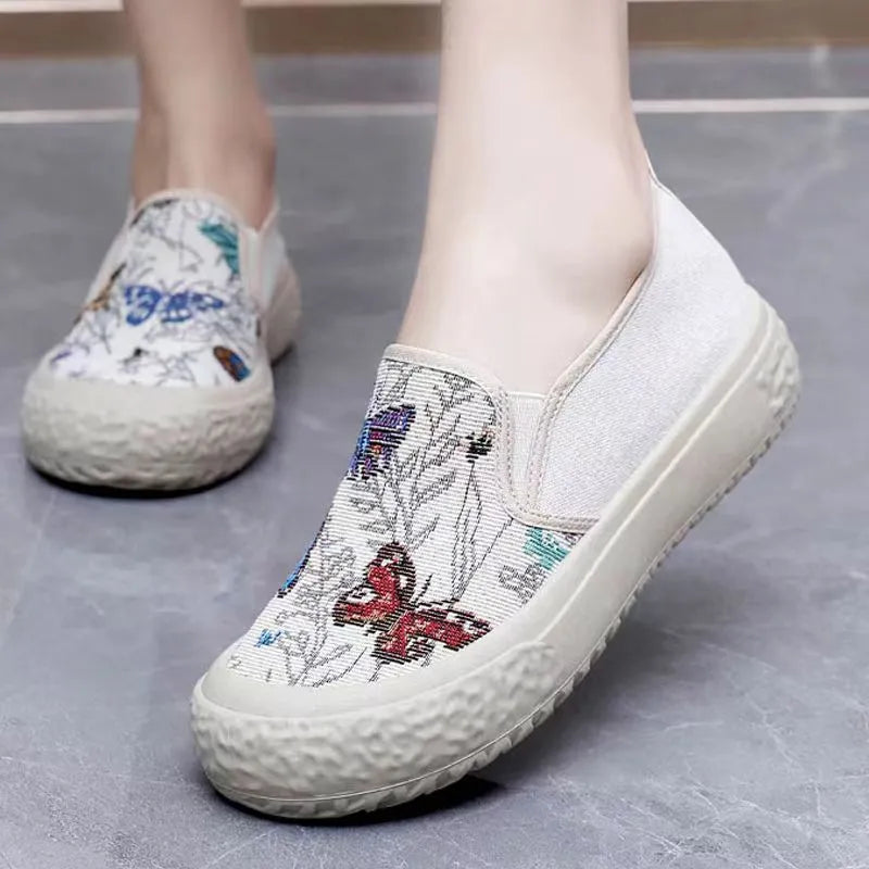 Old Beijing slip-on canvas shoes in white, round toe, shallow mouth, injection-moulded sole