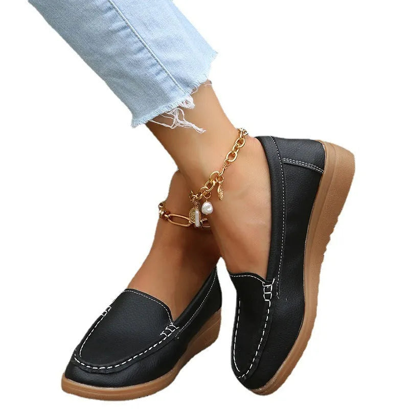 Women's flat loafers in PU leather with car suture detail on a rubber sole