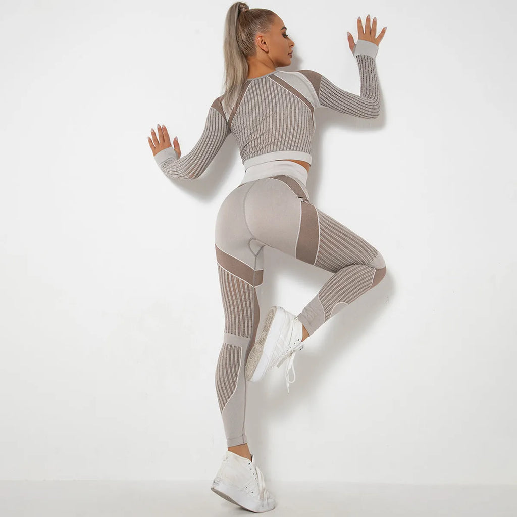 Seamless knitted long-sleeved yoga suit in nylon and spandex fabric