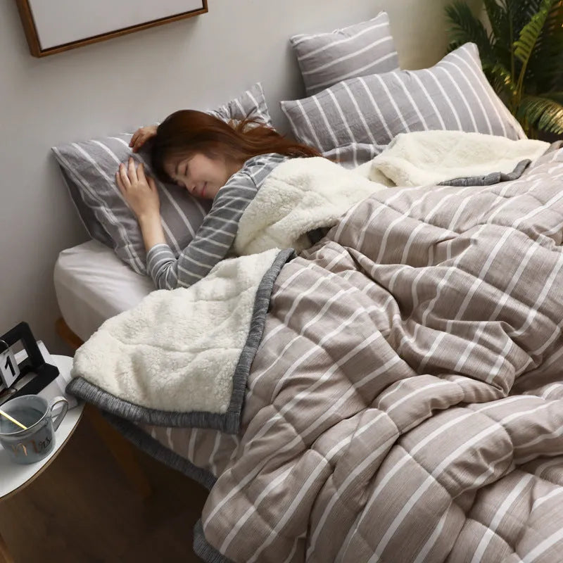 Thick warm winter fleece blanket in coral fleece polyester, 150cm x 200cm, pink colour option