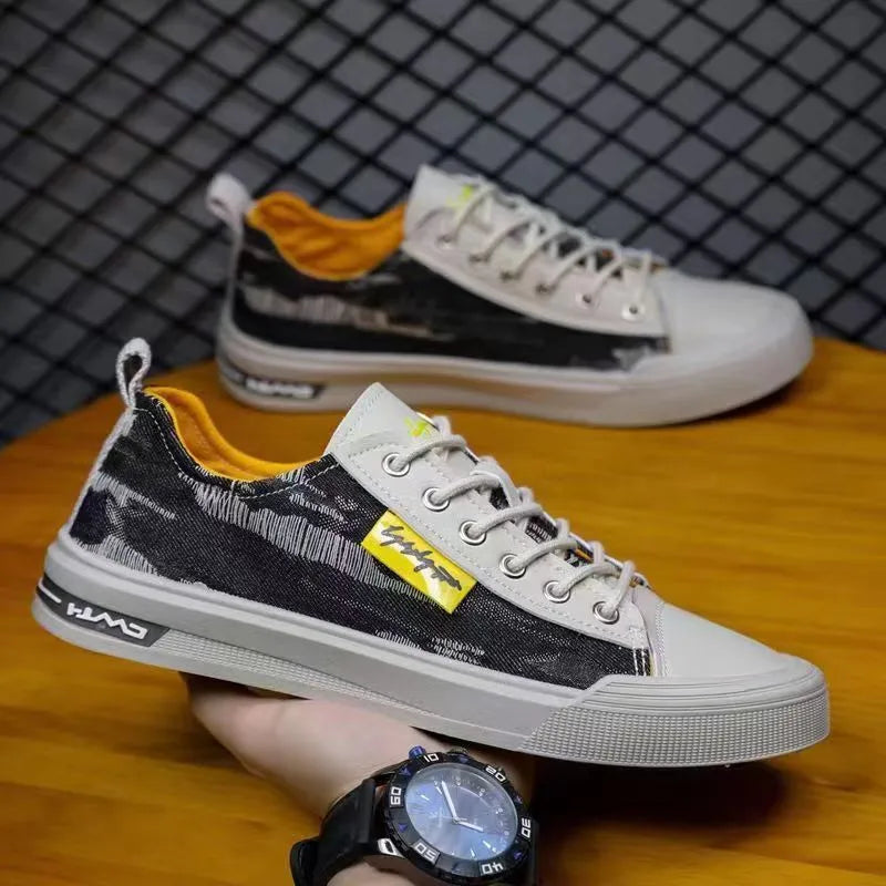 Men's casual canvas shoes in black with rubber sole and front lace-up design