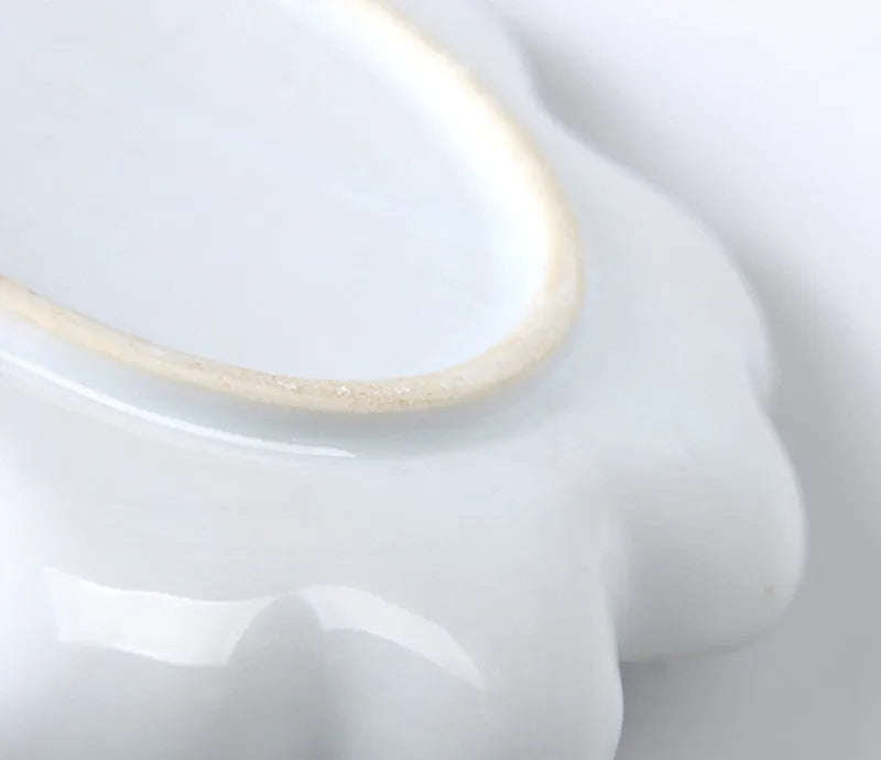 White ceramic plum blossom shaped painting palette for watercolour acrylic oil paints