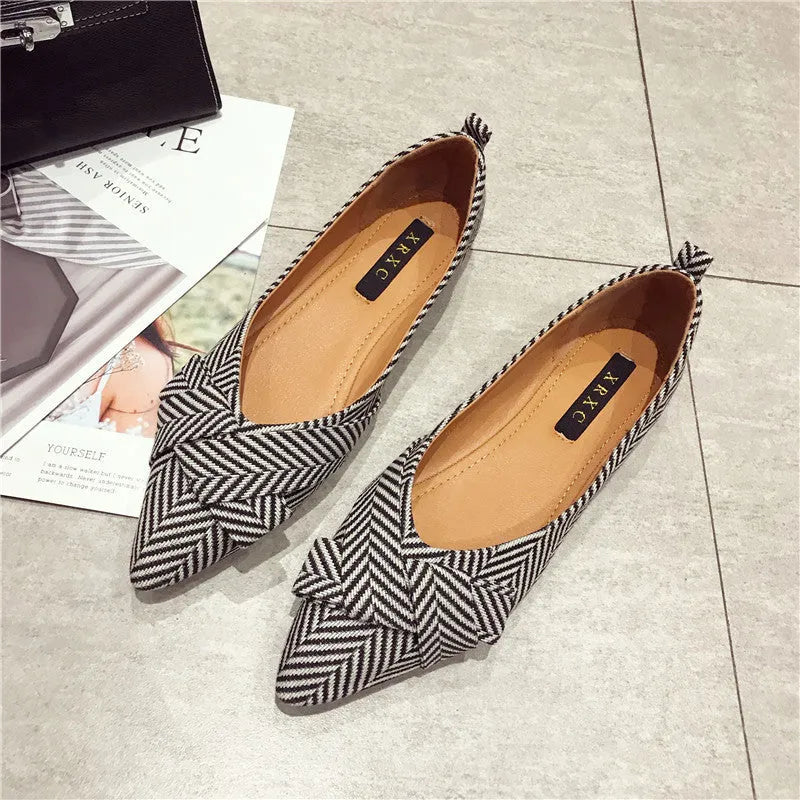 Korean-style women's pointed shallow mouth flats in red or black with cotton upper