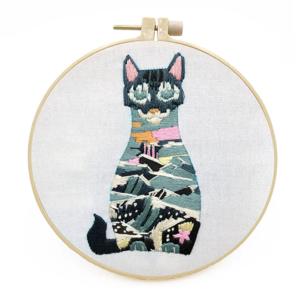 Three-dimensional European embroidery kit with cat designs on cotton linen fabric