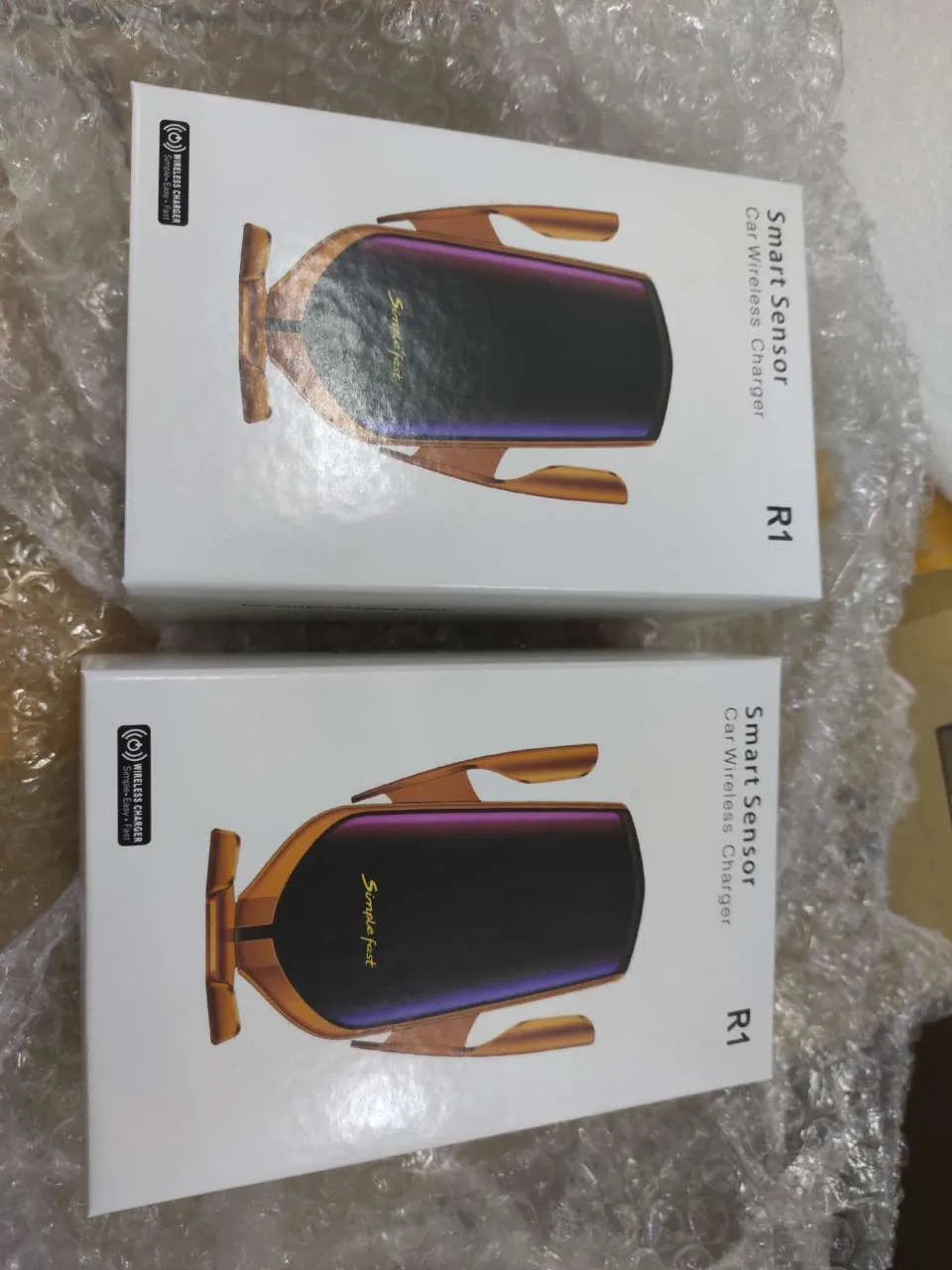 Magic Clip R1 automatic car mobile phone holder with wireless charging in gold colour