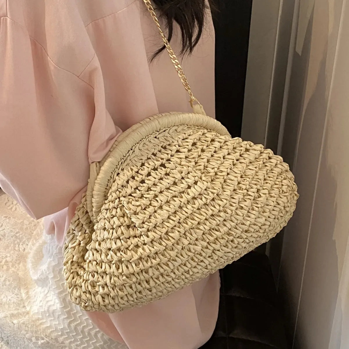 Shell-shaped straw shoulder bag with chain trim in khaki colour