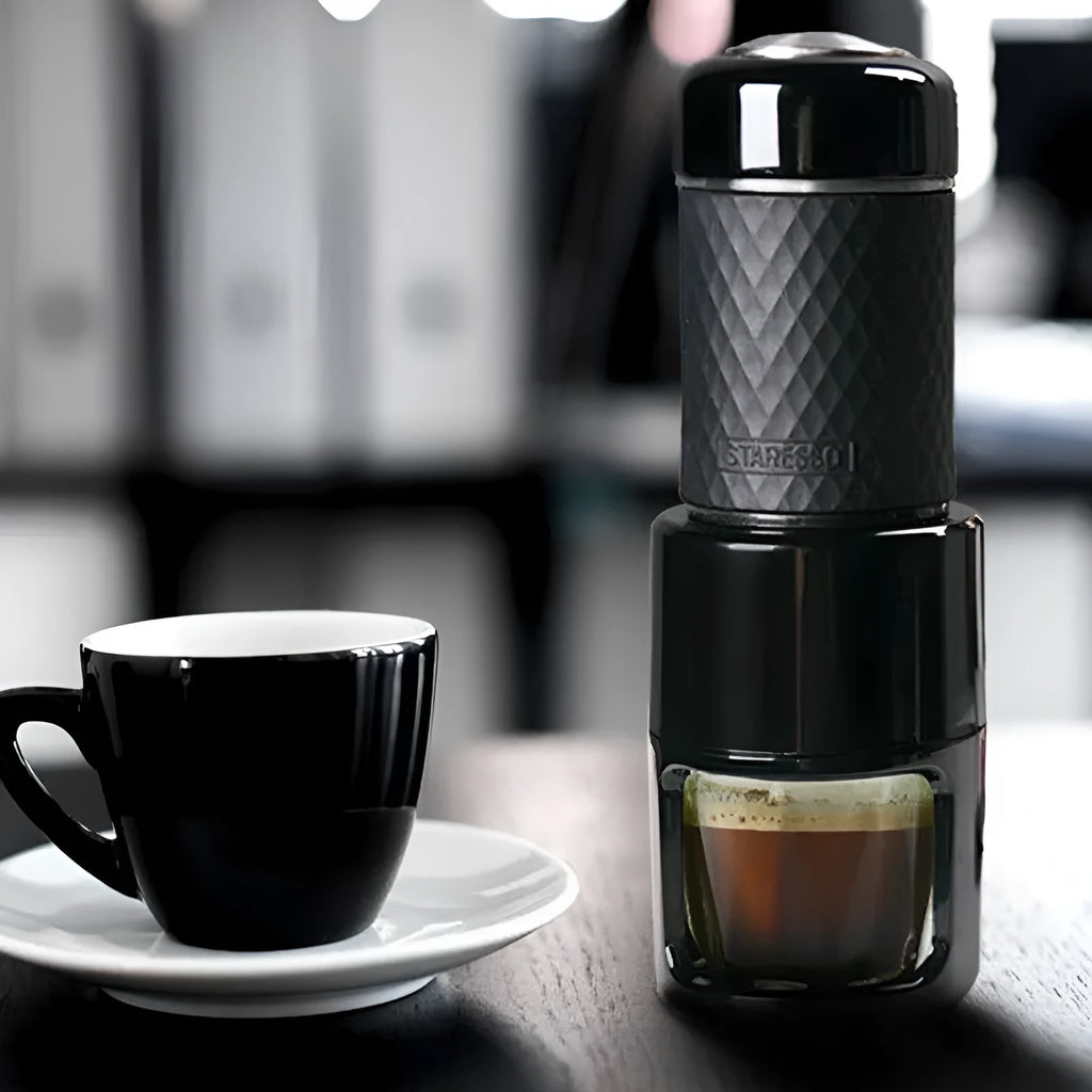 Portable manual espresso coffee machine in black, stainless steel, 7x7x20.3 cm