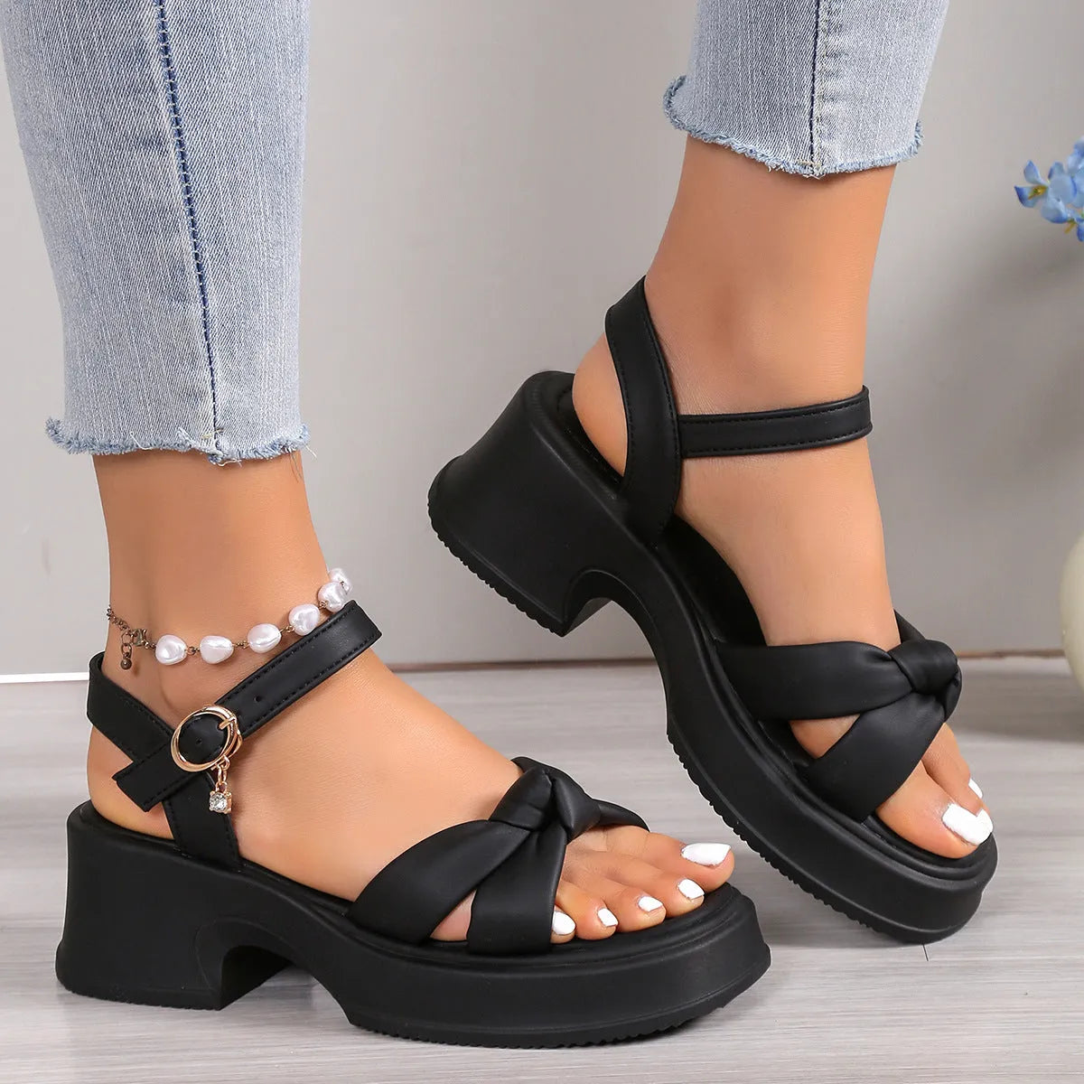 Thick heel slippers for women, black PU upper, rubber sole, button fastening, round toe, side view