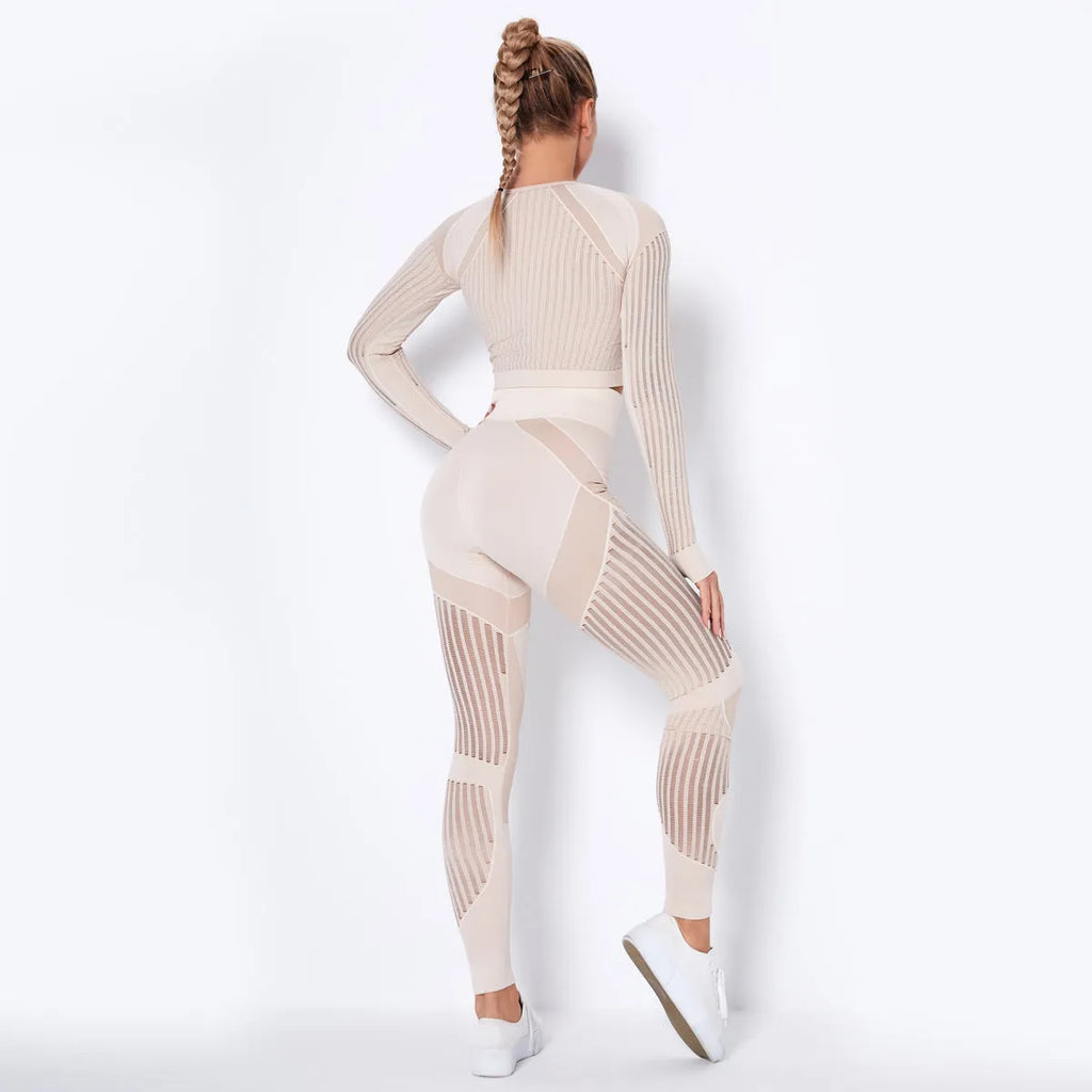 Seamless knitted long-sleeved yoga suit in nylon and spandex fabric