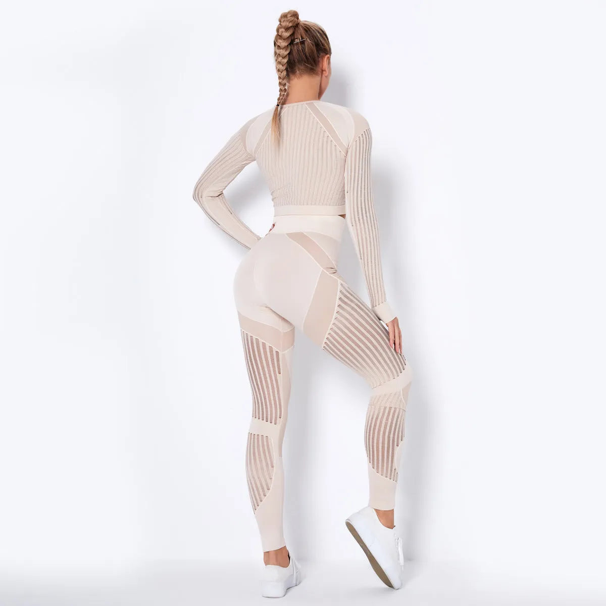 Seamless knitted long-sleeved yoga suit in nylon and spandex fabric