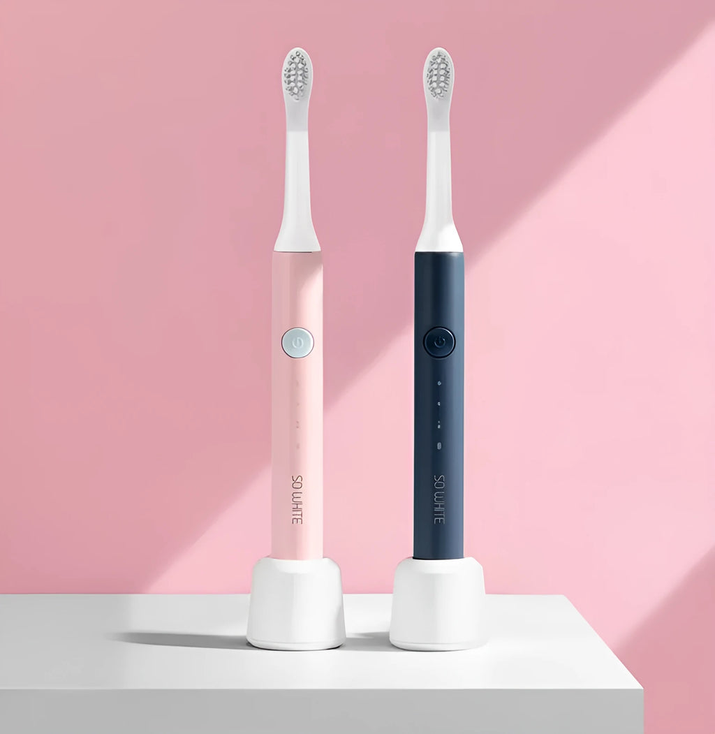 Sonic electric toothbrush in blue with round brushing head and IPX7 waterproof rating