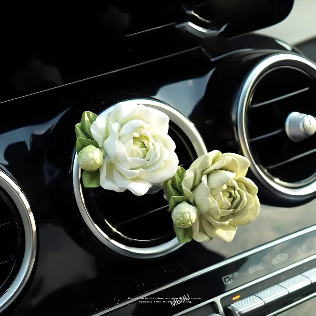 Solid jasmine car perfume for air vents in off-white or fresh green with 5ml essential oil