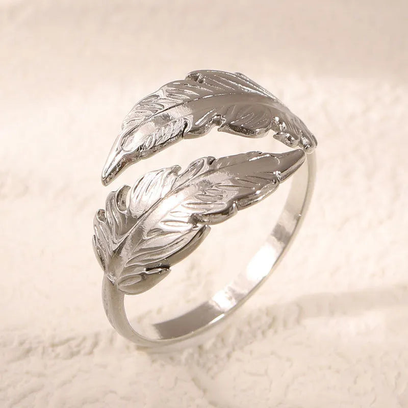 Women's adjustable feather ring in titanium steel with gold electroplated finish featuring number element