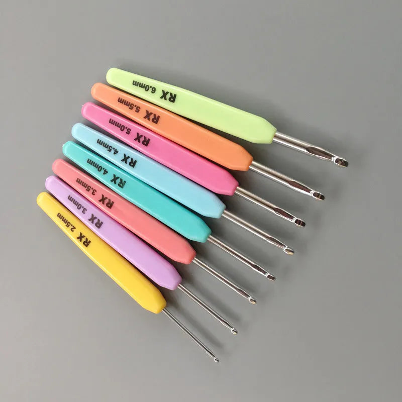 Complete set of 16 crochet hooks with thick and thin plastic handles in sizes 1.0mm to 6.0mm with PU storage bag
