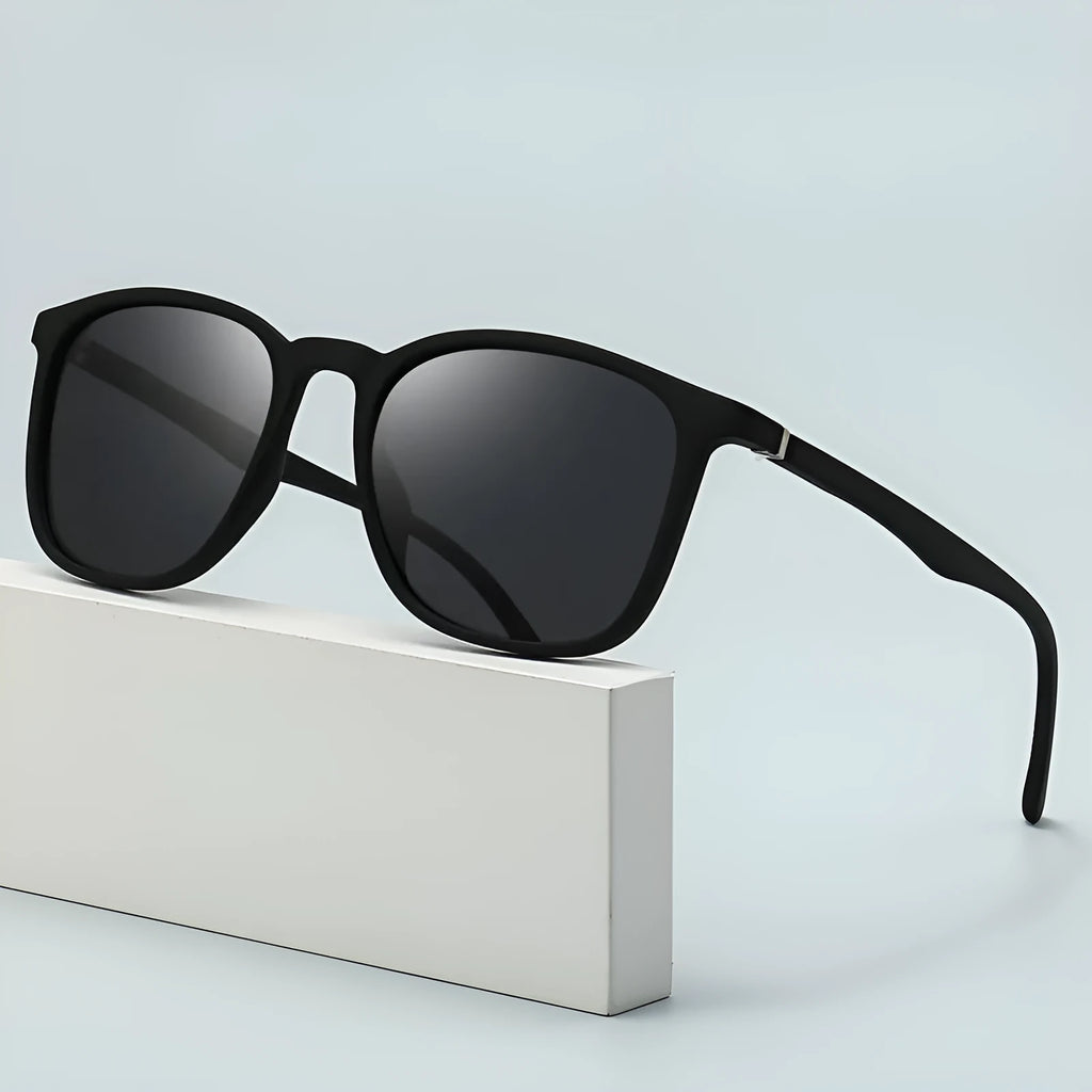 Men's polarized sunglasses with black frame and dark green lens, PC construction, UV400 protection