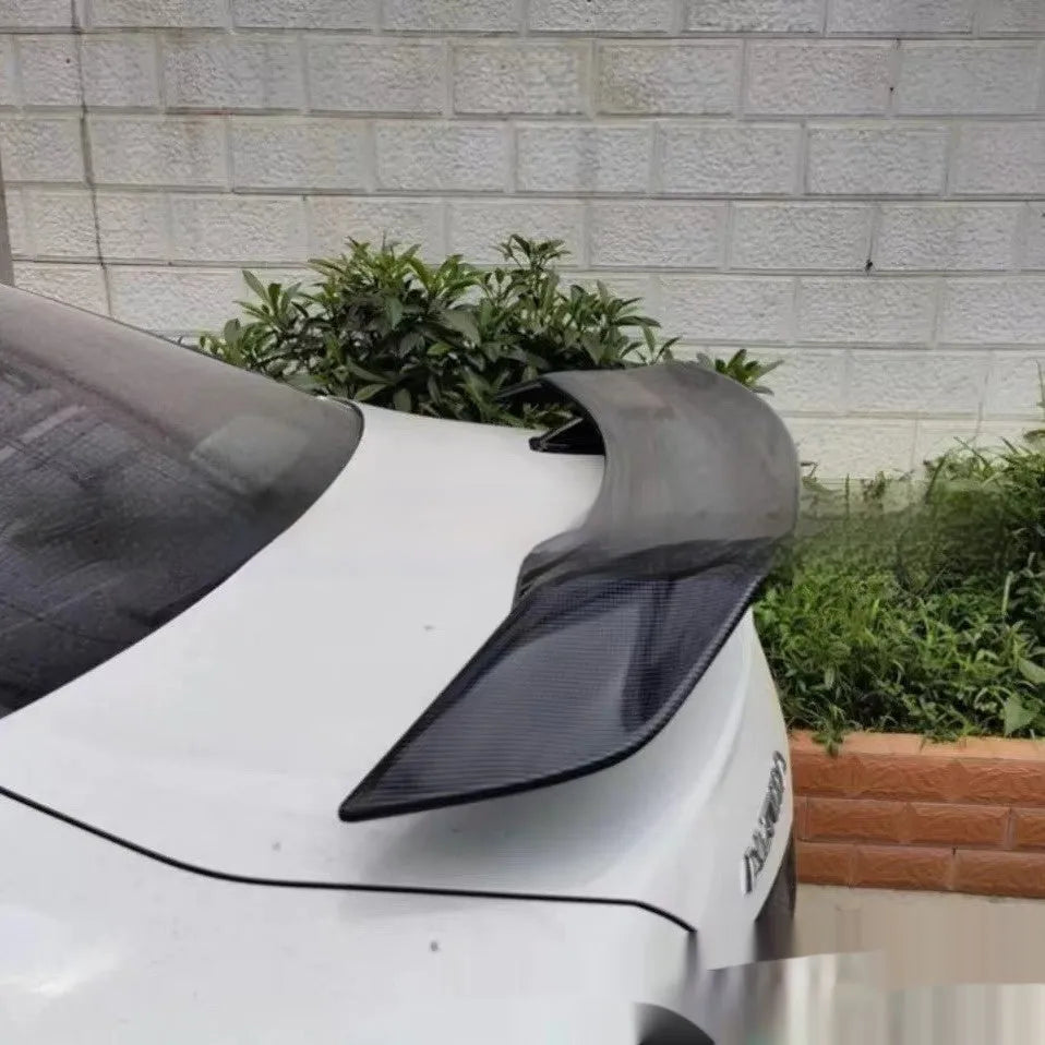 Universal punch-free ABS plastic car rear spoiler in choice of finishes for boot lid mounting.