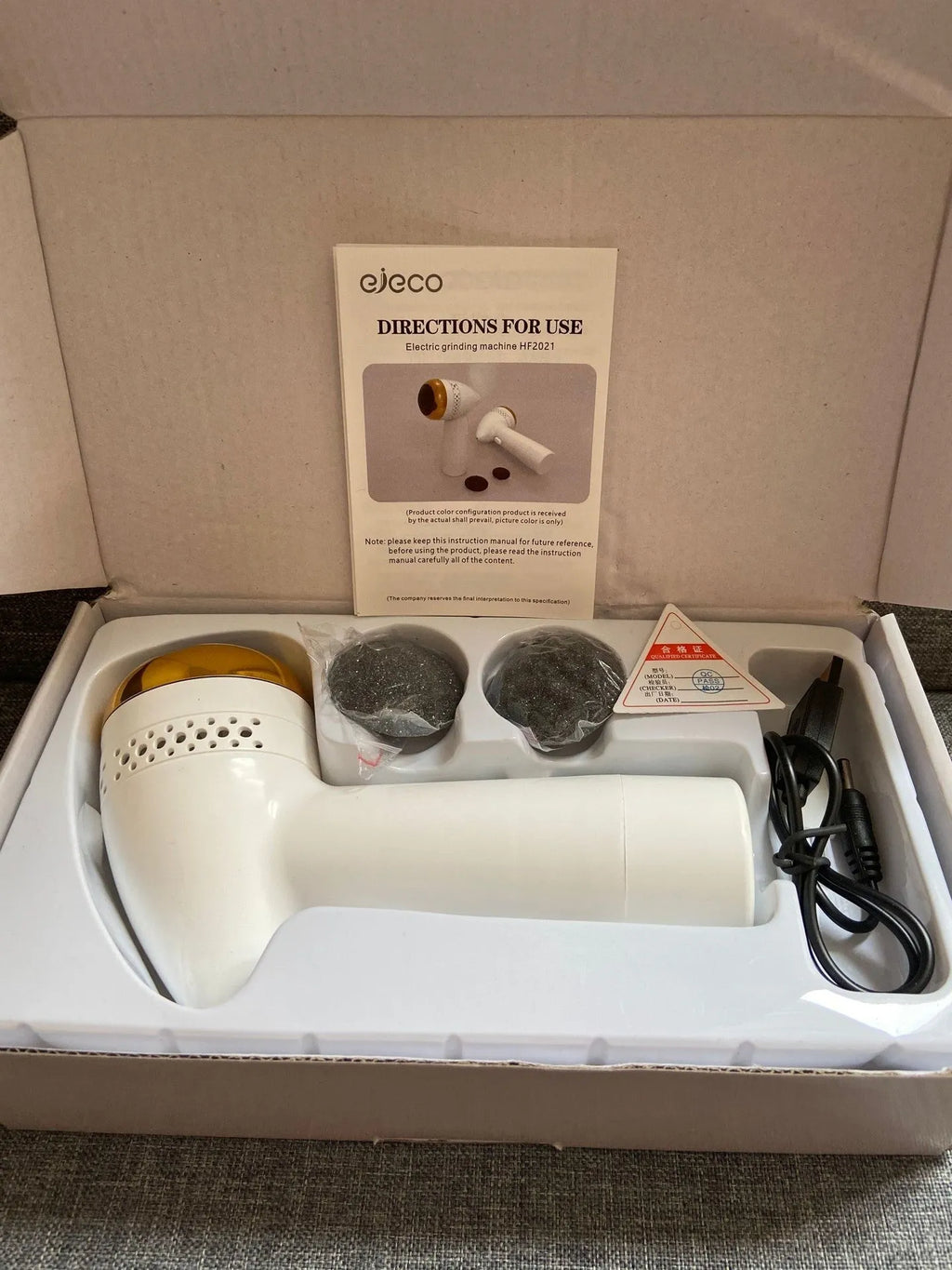 Electric vacuum foot grinder with quartz grinding heads in gold and silver colour options