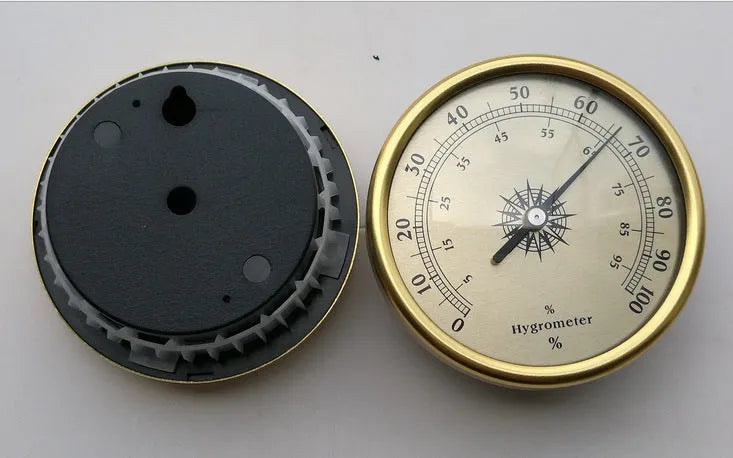 Round analog thermometer and hygrometer with aluminium dial and outer ring