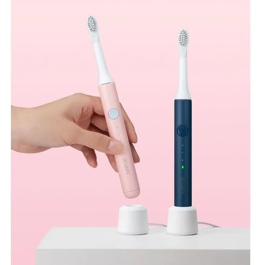Sonic electric toothbrush in blue with round brushing head and IPX7 waterproof rating