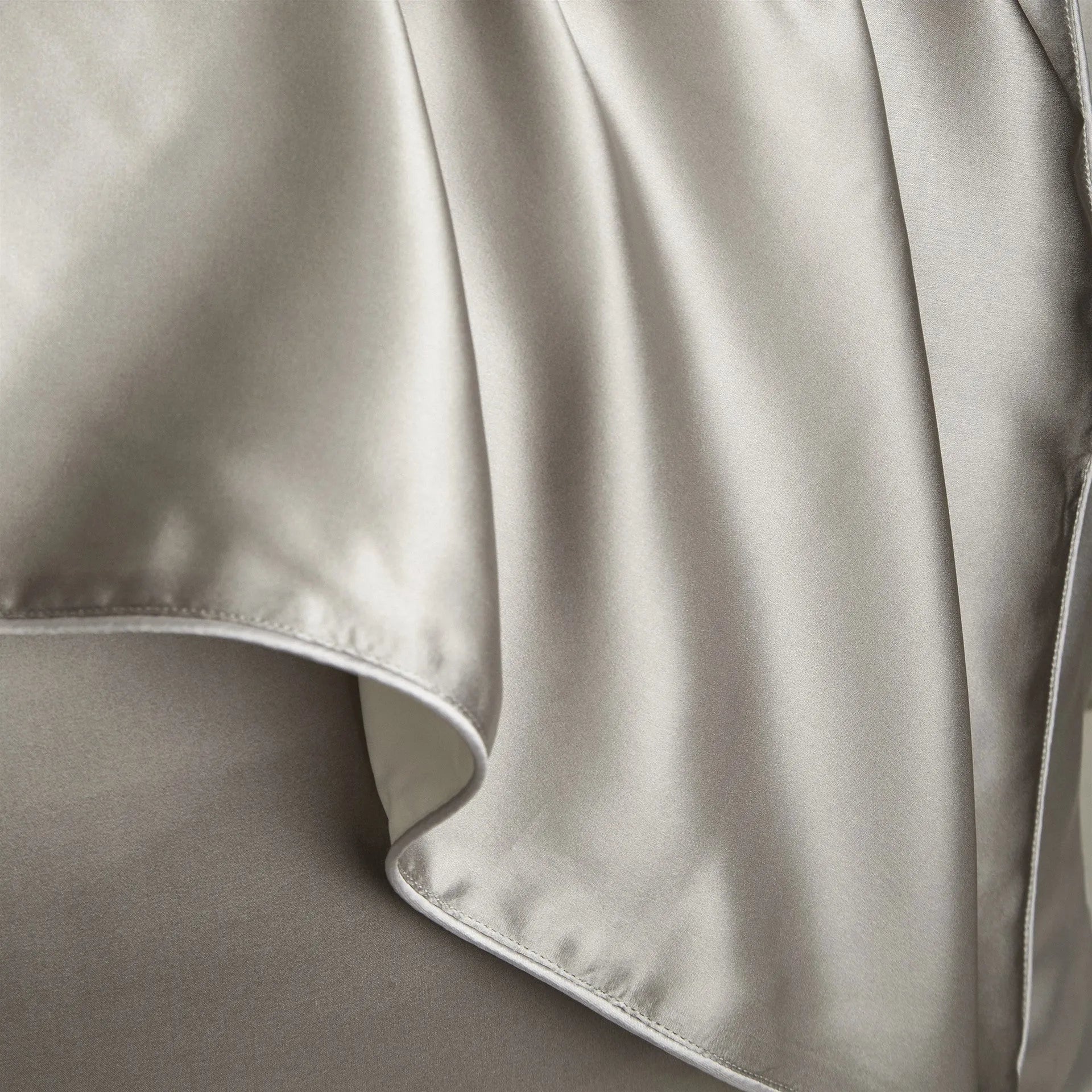 Pure mulberry silk pillowcase in palace luxury style, 48x74cm, inlaid rope edge, reactive printing, available in multiple colours