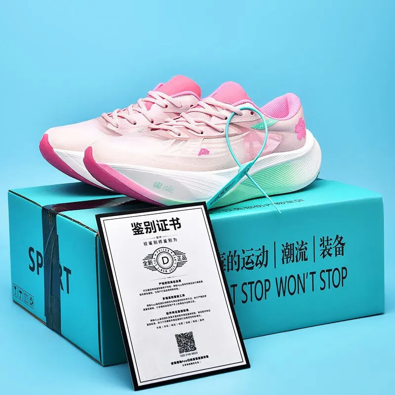 Low-top racing sneaker with carbon plate, mesh and PU upper, in glacier colour on a natural rubber sole.