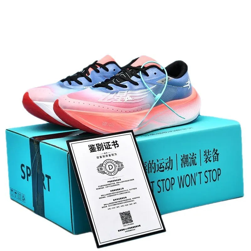 Low-top racing sneaker with carbon plate, mesh and PU upper, in glacier colour on a natural rubber sole.