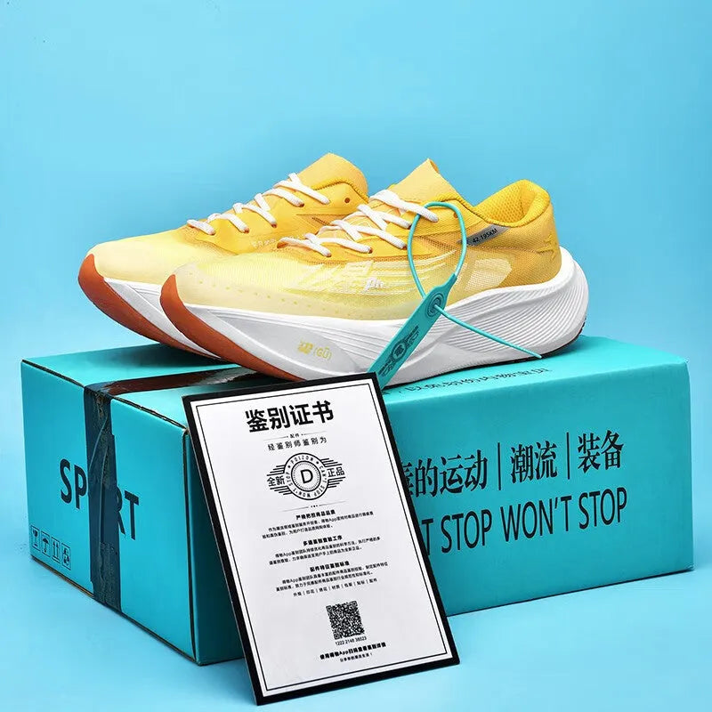 Low-top racing sneaker with carbon plate, mesh and PU upper, in glacier colour on a natural rubber sole.