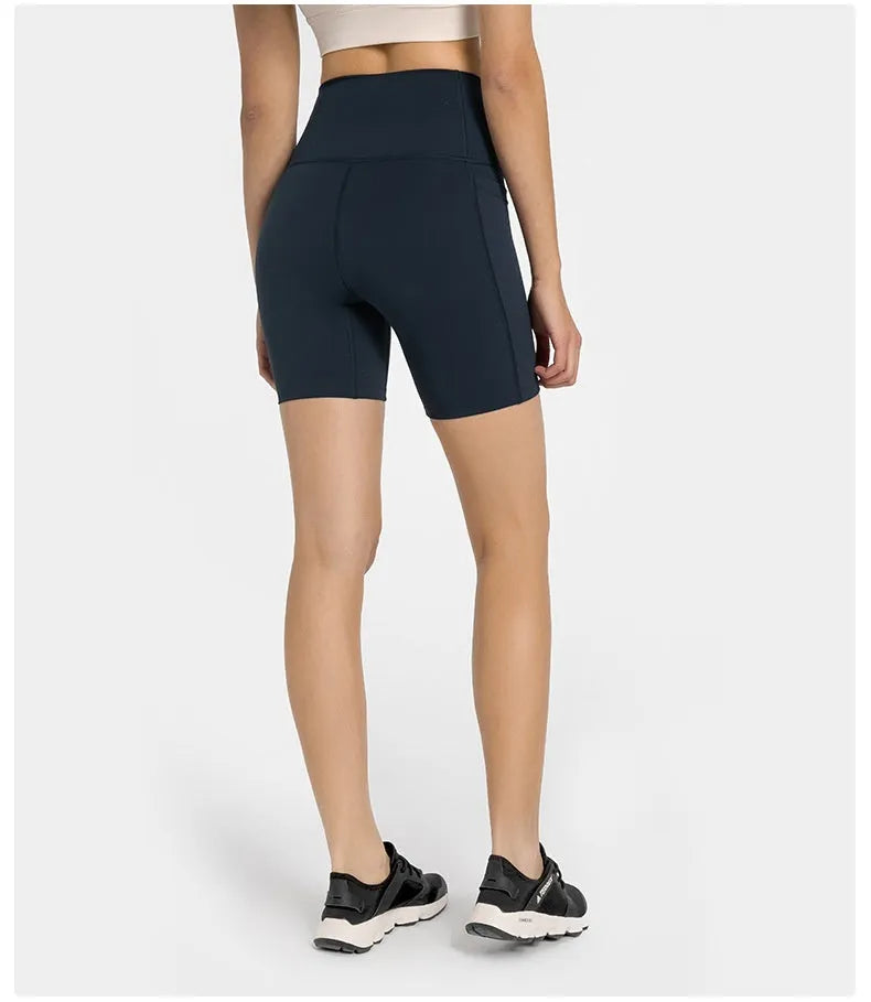 Women's mid-length sports shorts in black, super stretch fabric for running and gym