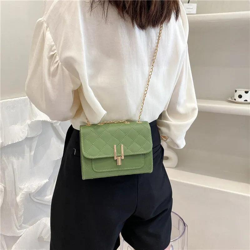 Minimalist PU crossbody bag with diamond lattice chain strap in solid colour