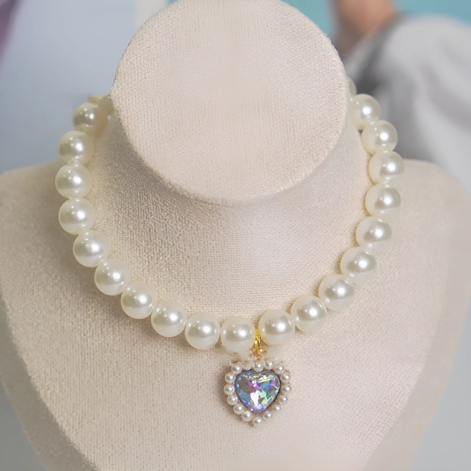 Pearl necklace love gem cat collar in single layer pink on a light background