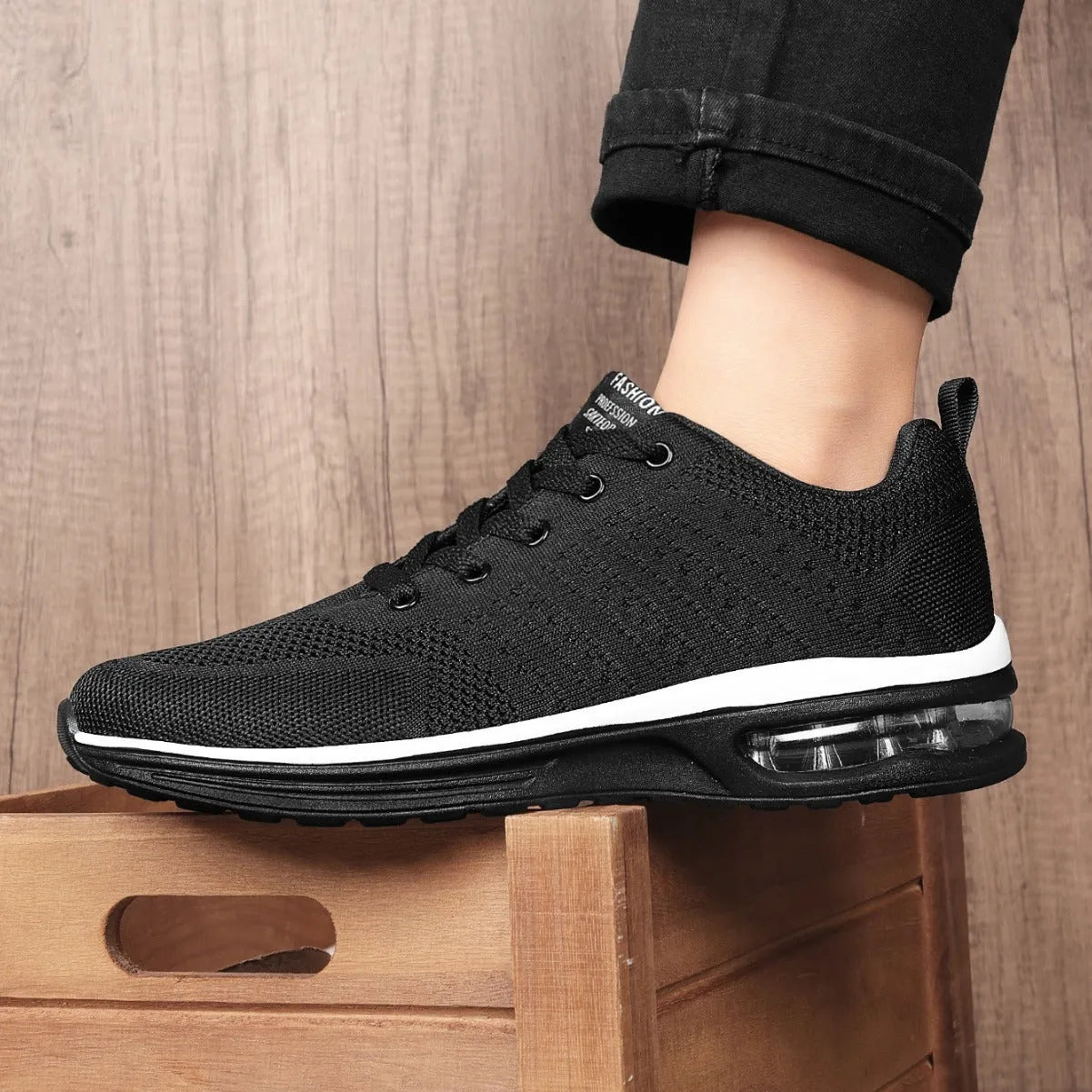 Casual flyknit breathable light running shoes in black with round toe and PU sole