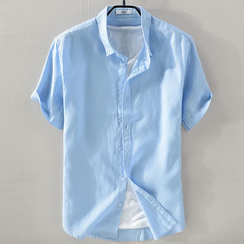 Man wearing a loose-fit short sleeve linen shirt in a light colour, showcasing the casual style.