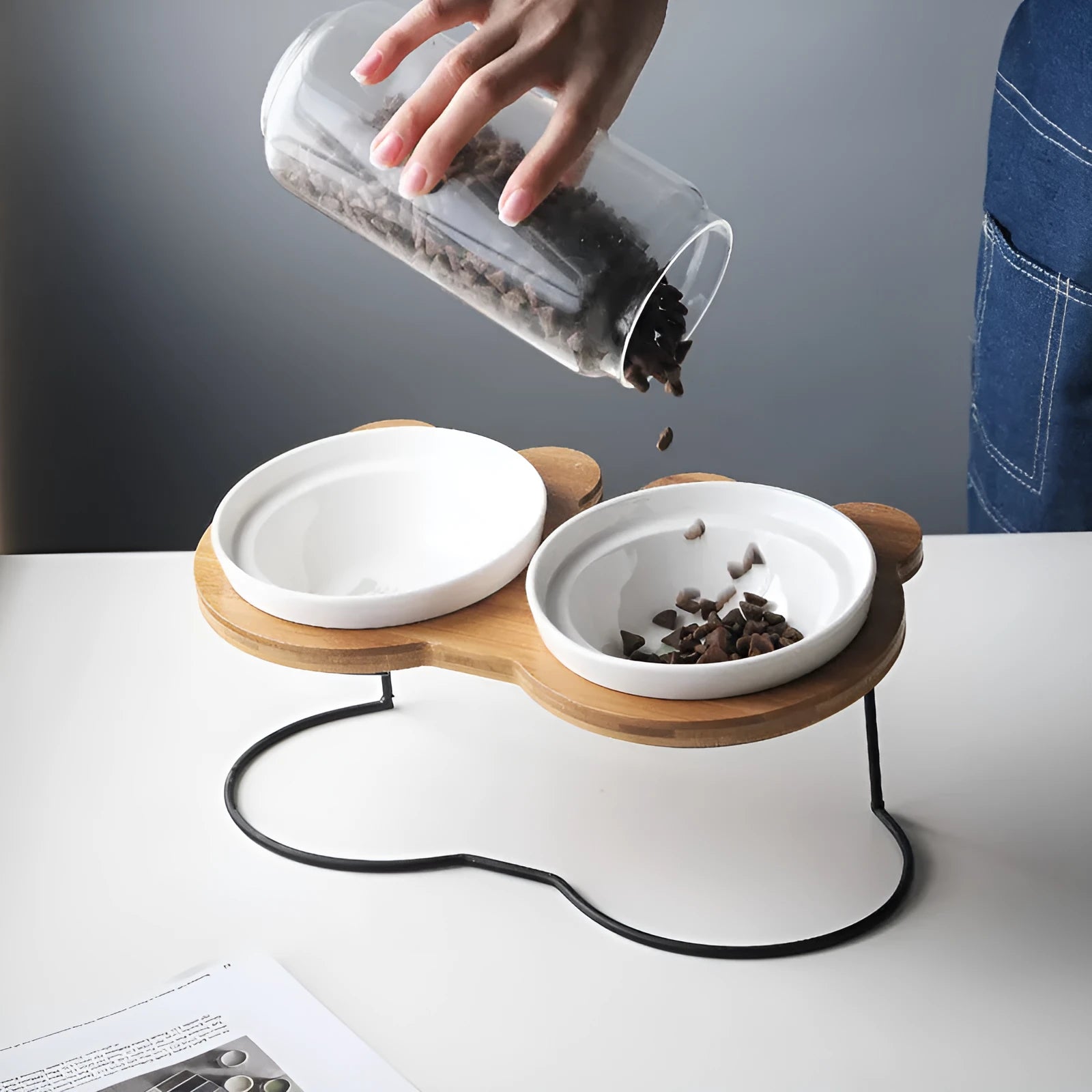 Ceramic cat bowl holder with rack and cat face design, elevated to protect spine