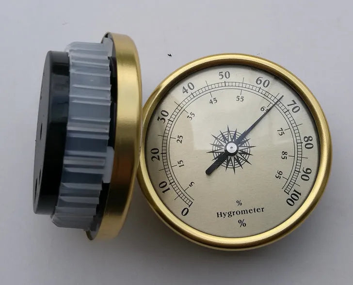 Round analog thermometer and hygrometer with aluminium dial and outer ring