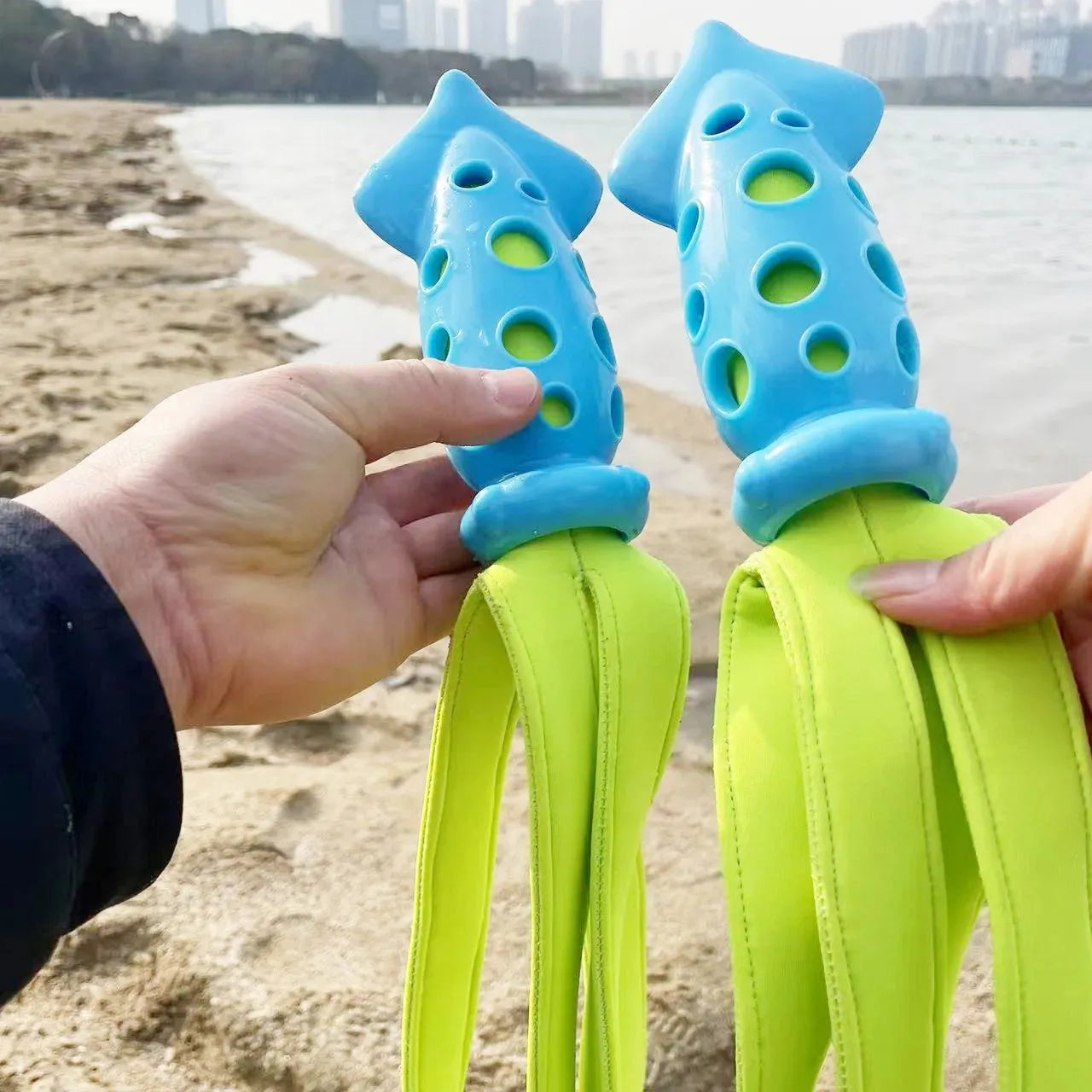 Blue squeaky cuttlefish dog toy for teeth cleaning and fetch, 39 cm, rubber and waterproof cloth