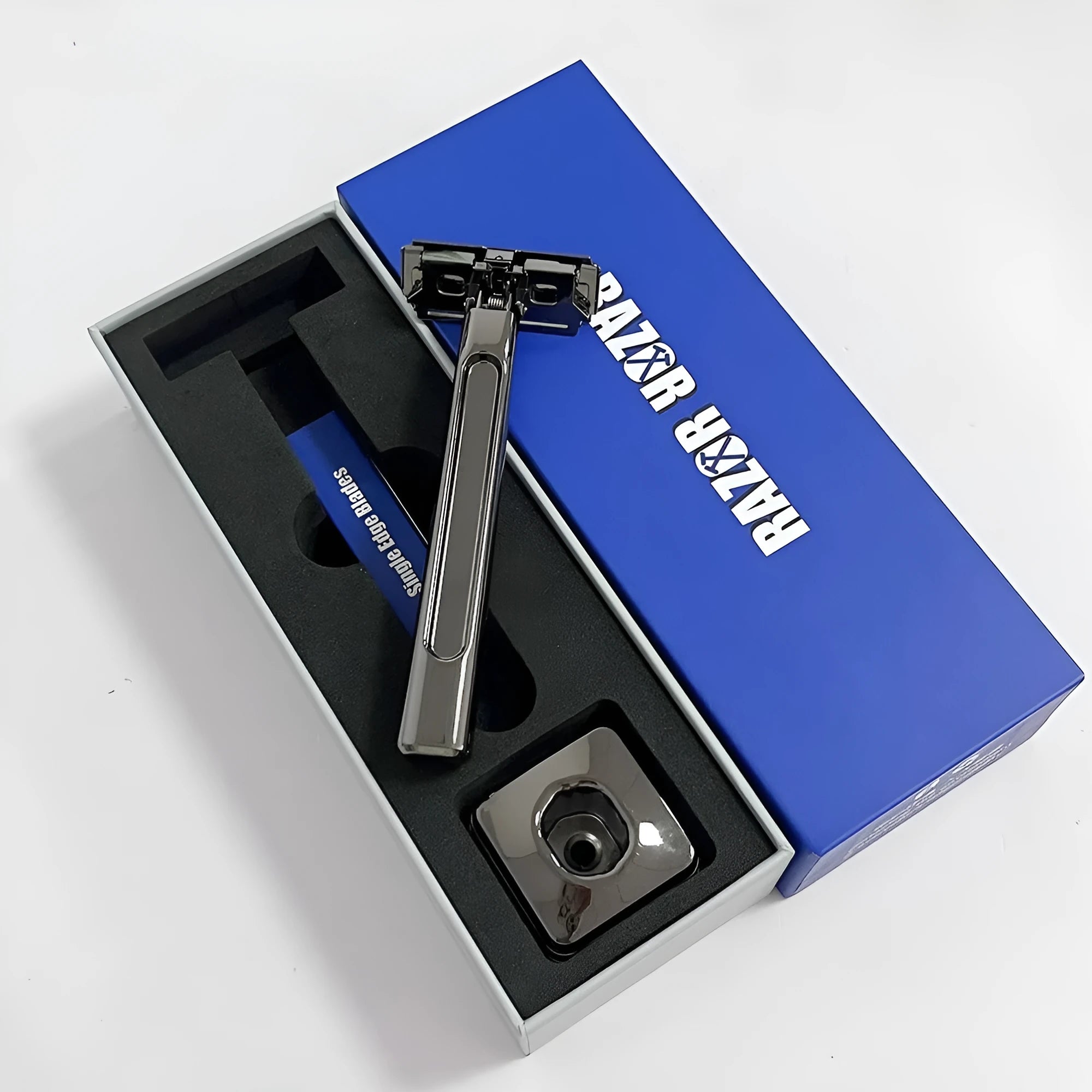 Manual shaver with double-layer half-blade holder in silver finish