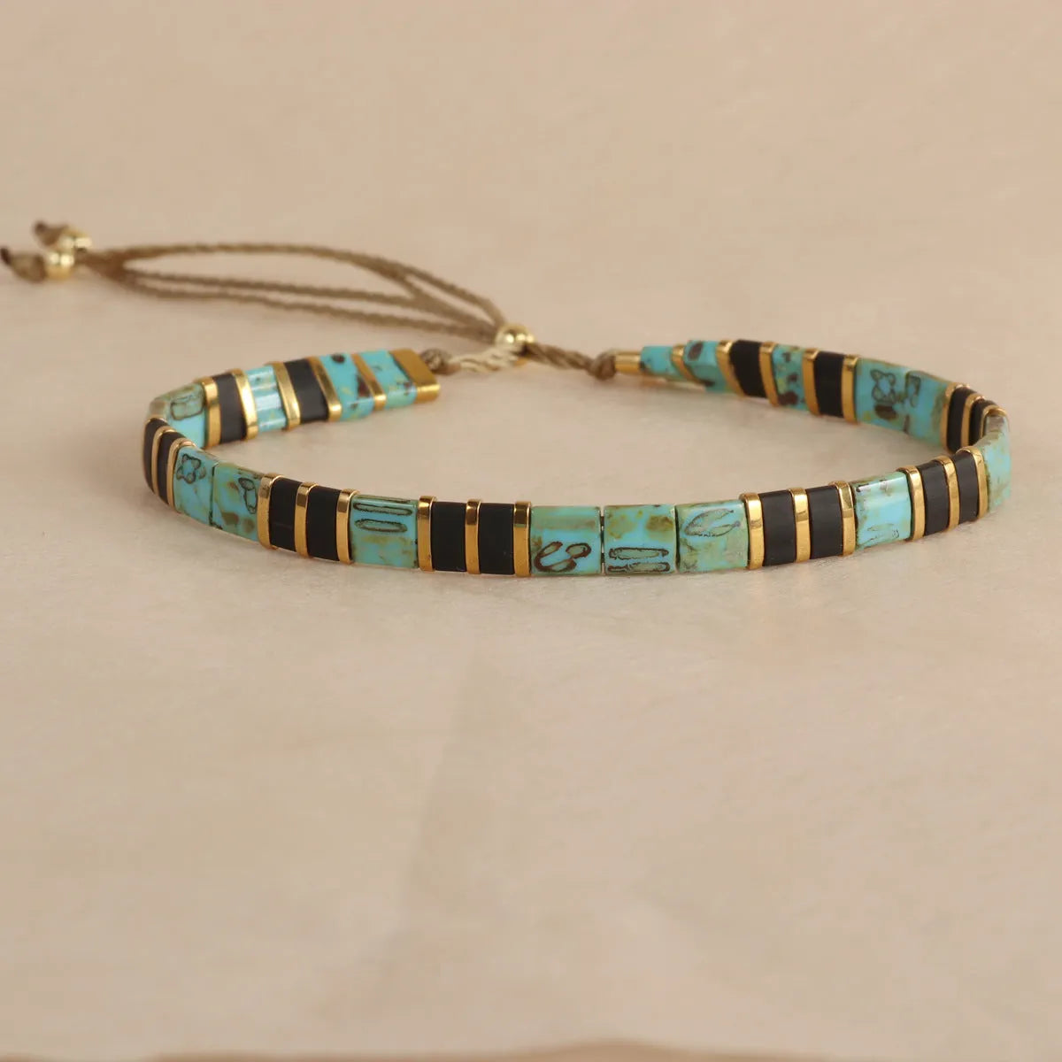 Geometric glass bead bracelet in round design with coloured glaze accents