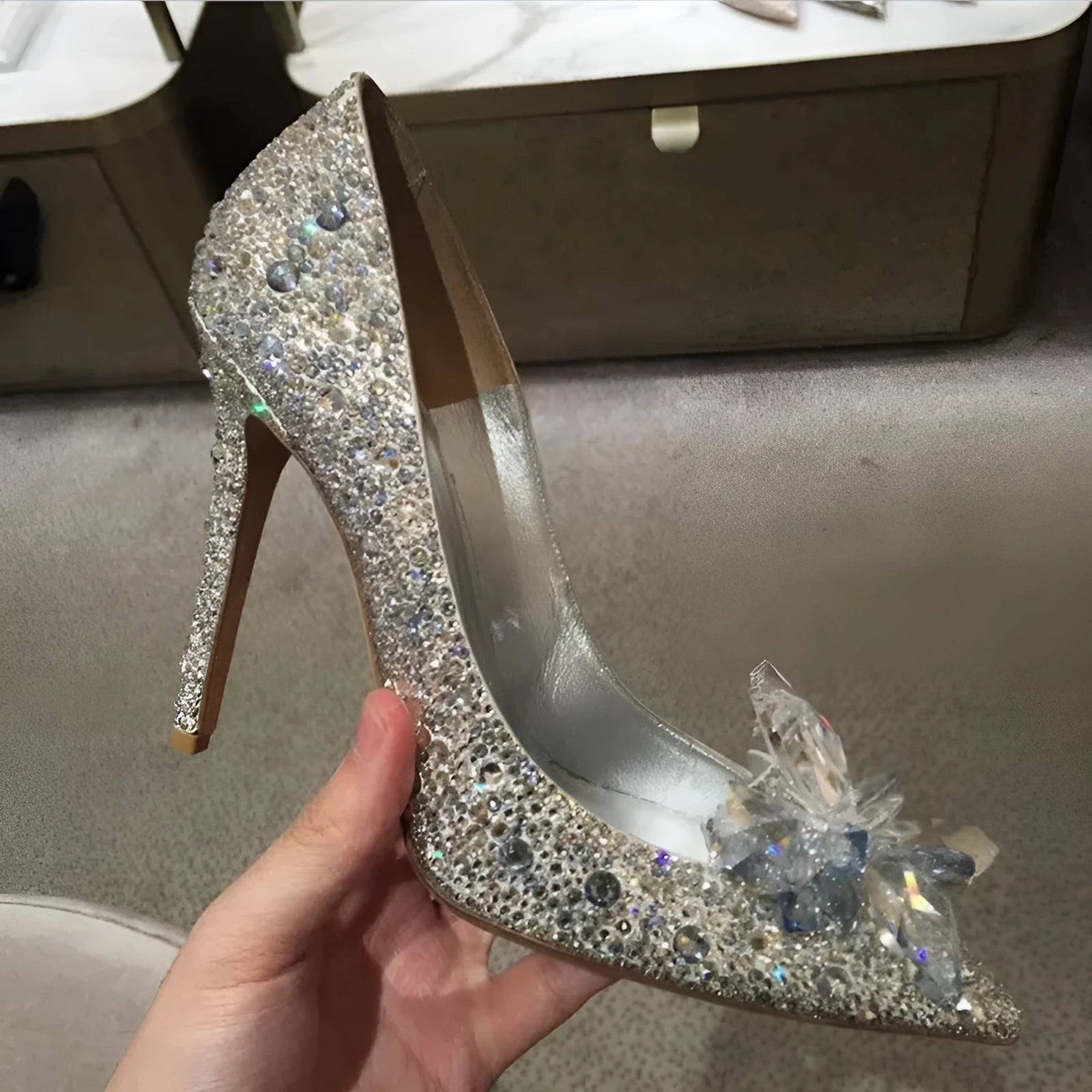 Women's gold pointed toe high heels with rhinestone and bow decoration on sequin cloth